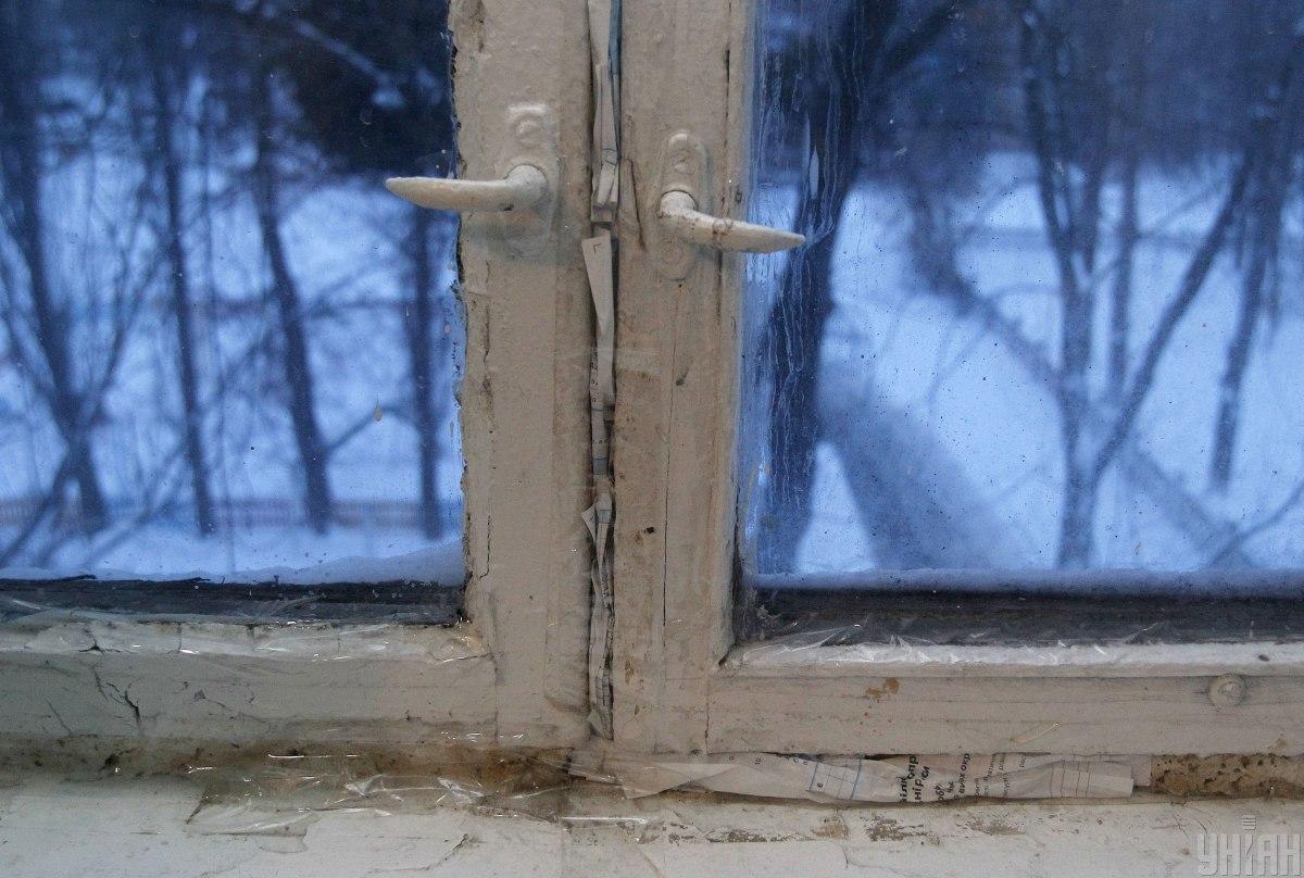 Zaizolovat stará okna na zimu můžete dávno osvědčenými metodami / foto: My, Boris Korpusenko